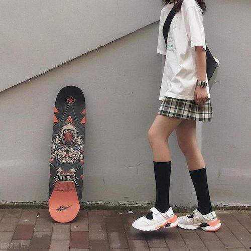 连衣裙丝袜运动鞋图片