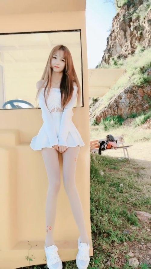 白色丝袜的00后,时尚潮流的青春印记